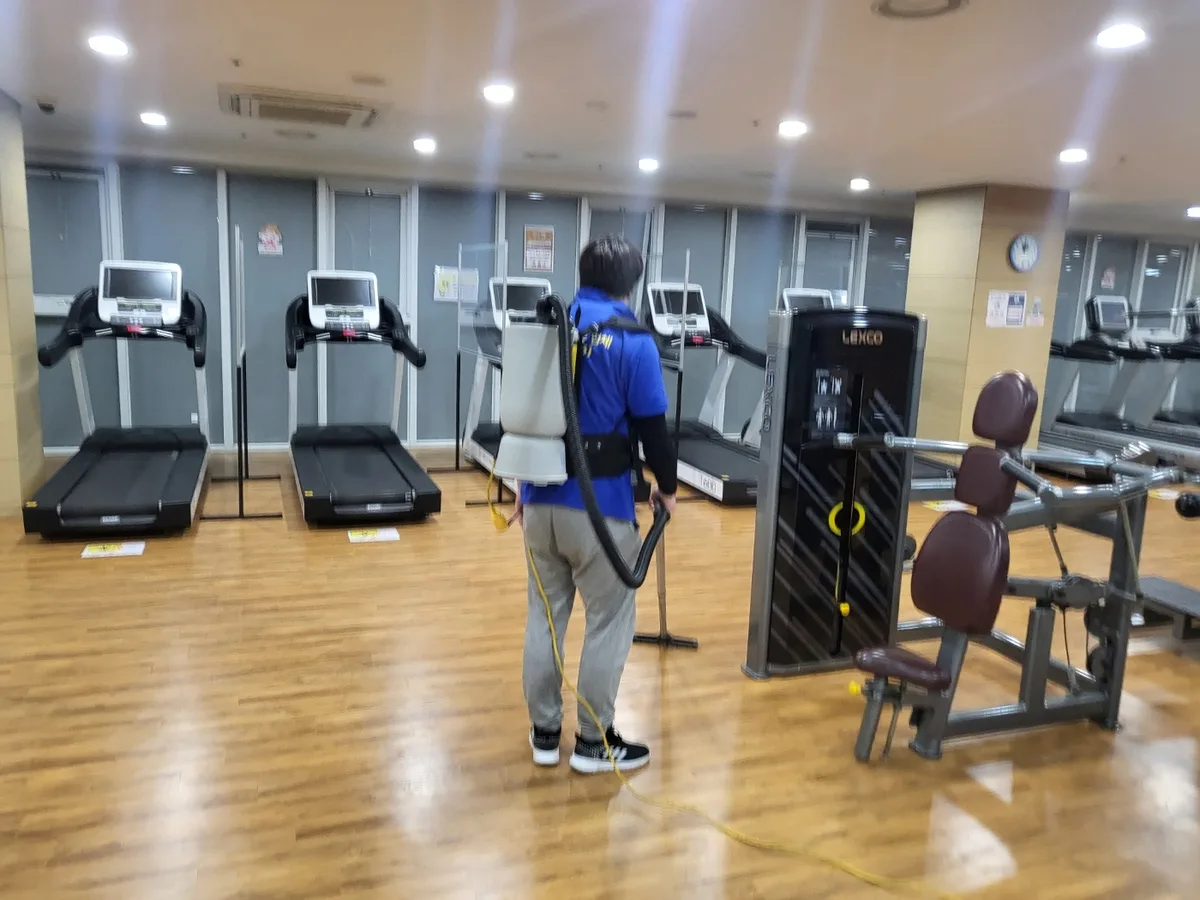 사천시 동동 헬스장 샤워실 장비 주변 정밀 위생청소 사례 - 행진크린