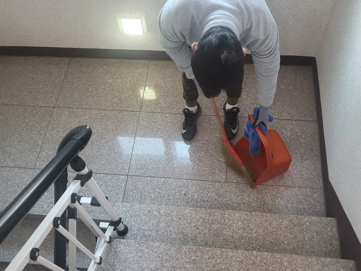남해군 남해읍 빌라 공동현관 장비 주변 정밀 위생청소 사례 - 행진크린