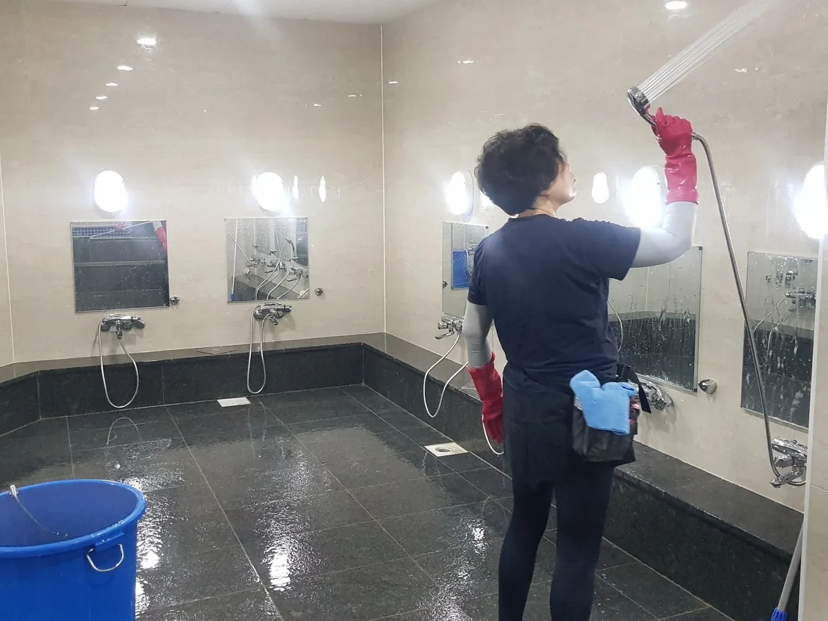 함양군 수동면 목욕탕 탈의실·파우더룸 바닥 위생청소 사례 - 행진크린